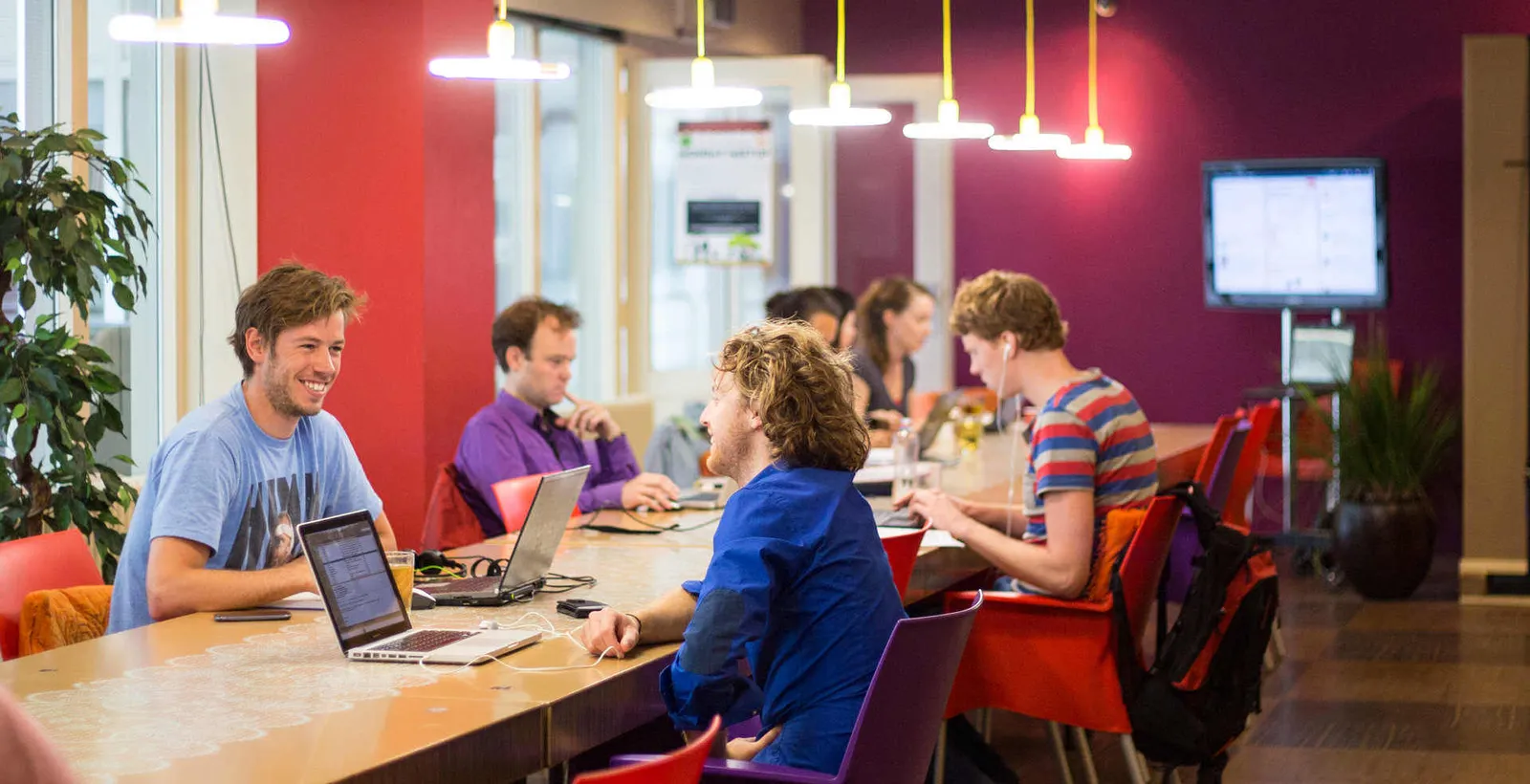 Recruiter e colleghi al lavoro in un ufficio moderno